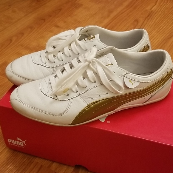 💞Sold💞 Puma Sneakers in White/Metallic Gold - Picture 1 of 6